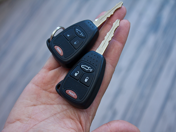 Person hold old and new car key